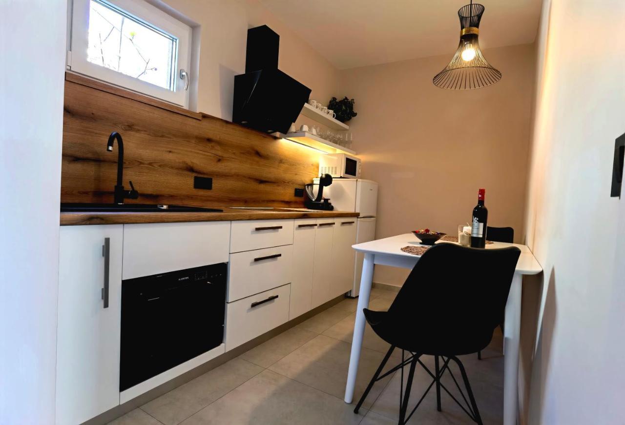 Stay In The Very Heart Of Porec - 50M To The Beach ภายนอก รูปภาพ
