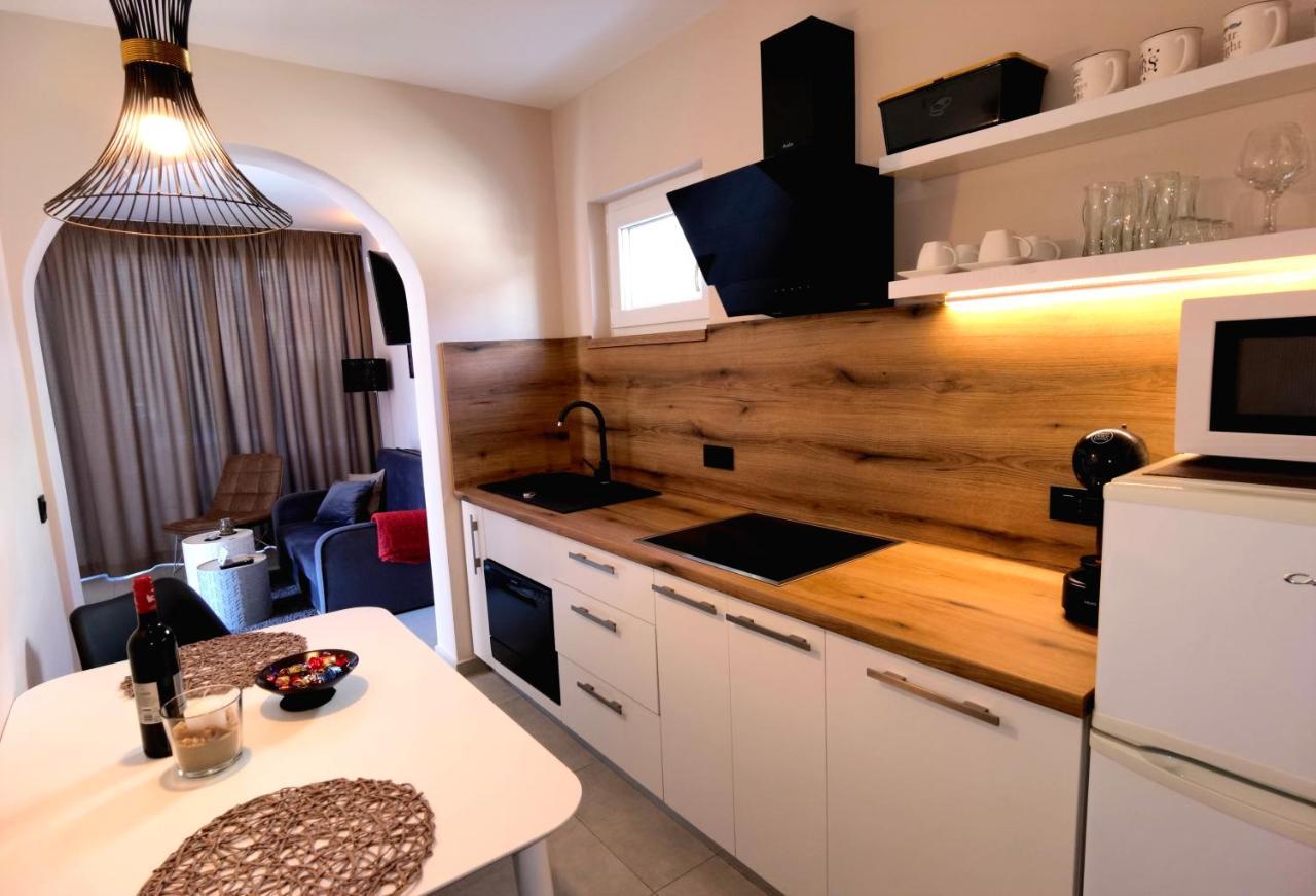 Stay In The Very Heart Of Porec - 50M To The Beach ภายนอก รูปภาพ